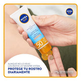 NIVEA SUN Protector Solar Facial Control de Brillo Tono Medio (50 ml), con Color que se Adapta a tu Tono de Piel, Bloqueador solar FPS 50+, no Grasoso para Todo Tipo de Piel