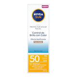 NIVEA SUN Protector Solar Facial Control de Brillo Tono Medio (50 ml), con Color que se Adapta a tu Tono de Piel, Bloqueador solar FPS 50+, no Grasoso para Todo Tipo de Piel