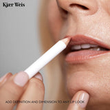 ▶ Kjær Weis- Lápiz de labios Kjaer Weis. Lápiz delineador de labios marrón oscuro con acabado mate suave y textura cremosa para labios de larga duración.