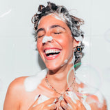 ▶ RAW SUGAR  The Volume Revive, Acondicionador, Añade Volumen y Fuerza, con Fresa, Té Blanco y Ortiga, Prensado en Frío, Vegano, Libre de Sulfatos, Parabenos y Siliconas, 532 ml