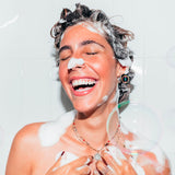 ▶ RAW SUGAR  The Volume Revive, Shampoo, Añade Volumen y Fuerza, con Fresa, Té Blanco y Ortiga, Prensado en Frío, Vegano, Libre de Sulfatos, Parabenos y Siliconas, 532 ml