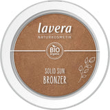 ▶ LAVERA  Solid Sun Bronzer Desert Sun 01 - Aceite de almendras orgánico y vitamina E - Brillante - textura aterciopelada ligera (1 x 5,5 g)