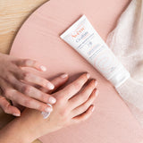 ▶ Avène Eau Thermale Crema de manos Cicalfate, loción nutritiva intensa para manos secas y agrietadas, 3.3 onzas