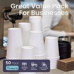 [Paquete de 50] Taza de café desechable de papel blanco para bebidas calientes de 12 onzas con tapa de cúpula negra y manga de kraft, tamaño pequeño alto