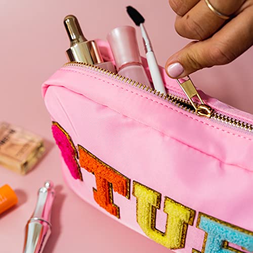Bolsa de cosméticos de nailon rosa con parches de letras de chenilla, Rosado, 22.86cm (9''), Stuff-pink