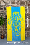 Nova Blue Toalla de Playa Jellyfish - Colores Azul Tropical y Amarillo con un diseño único, Extra Grande, XL (34"x 63") Hecha de 100% algodón