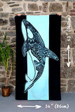 Toalla de playa Nova Blue Orca (34 x 63) – Color azul marino y azul con diseño de ballena tropical Toalla de playa de viaje hecha de 100% algodón – Toalla de manta colorida vibrante – Toalla de playa extra grande