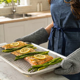 Juego de bandejas de aluminio para hornear con rejilla de refrigeración de acero inoxidable – Tamaño de media hoja de 13 x 18 pulgadas, lados con borde duradero, fácil de limpiar, calidad comercial para cocinar y asar